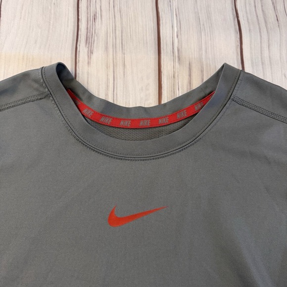 Nike Shirt Mens 2XL Gray Short Sleeve Dri Fit Trail Running Activewear - Picture 2 of 8